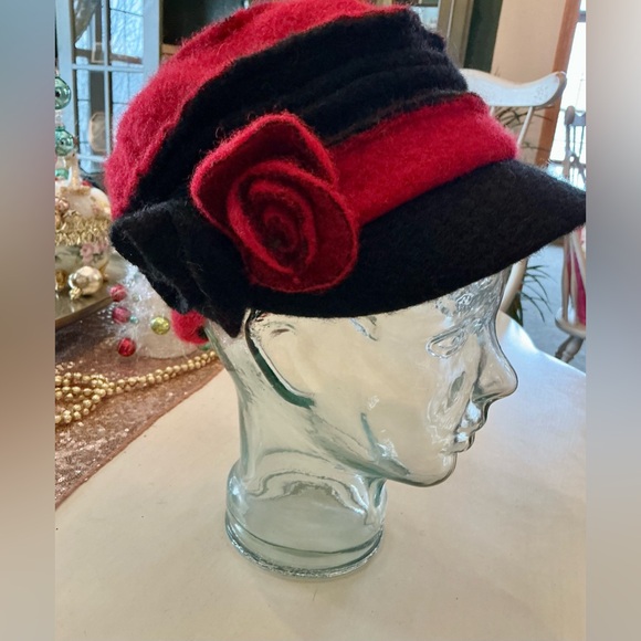 Made in Germany Women’s Red and Black Wool Blend Winter Hat With Roses Size L-XL - Picture 4 of 13